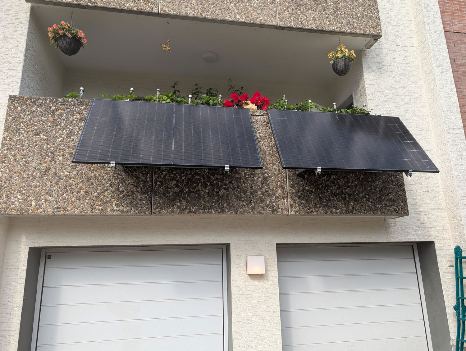 Zwei angewinkelte Balkonkraftwerk-Module an einem Balkon, nach vorne zur Sonne ausgerichtet