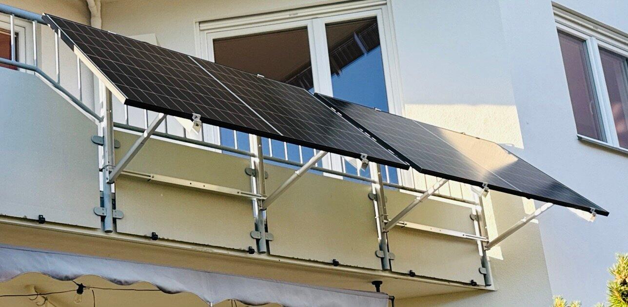 Balkonkraftwerk mit zwei Modulen am Balkongeländer montiert