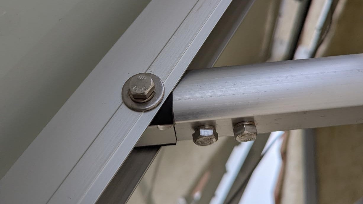 Verschraubte Verbindung der Wandhalterung aus Aluminium mit Edelstahl-Schwerlastankern im Detail